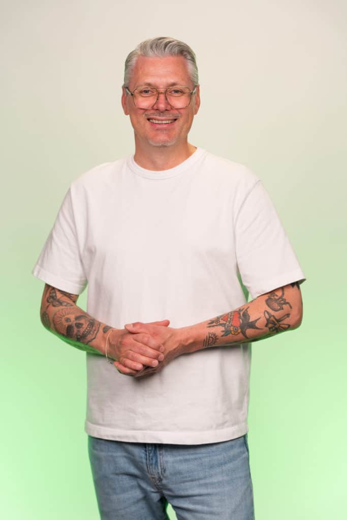 TONO_sommerlaater_SverreVedal.jpg – Portrett av en mann med grått hår, briller og hvit t-skjorte.